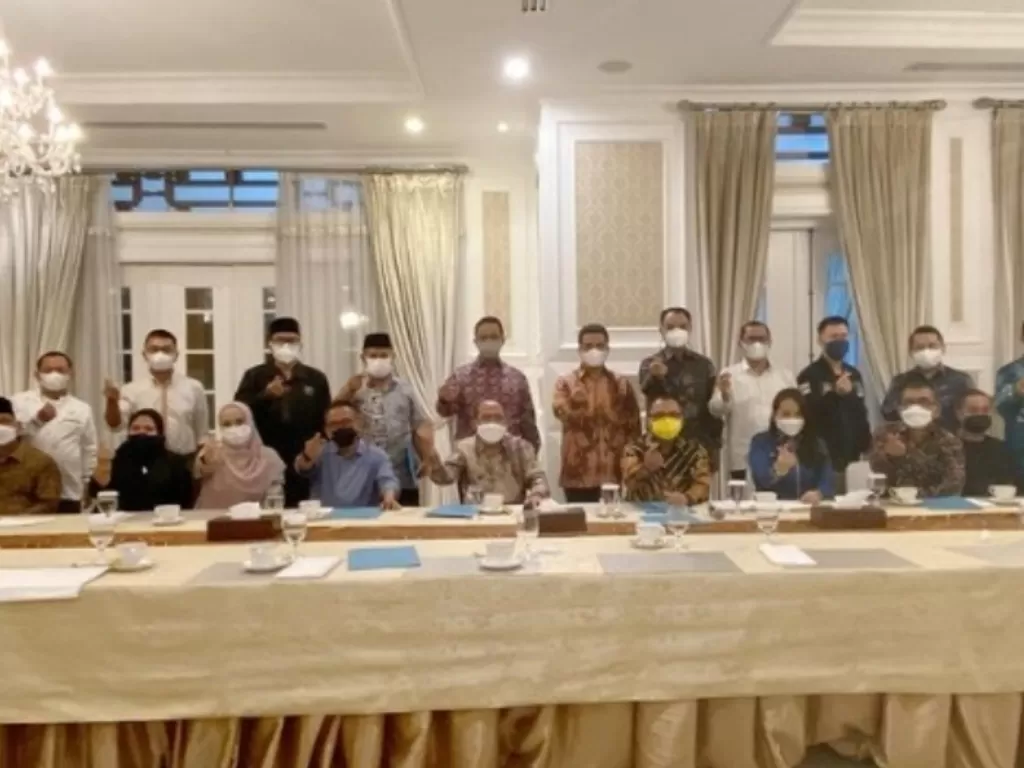 Gubernur DKI Jakarta Anies Baswedan bertemu dengan 7 Fraksi DPRD di kediamannya. (instagram/@zitaanjani)