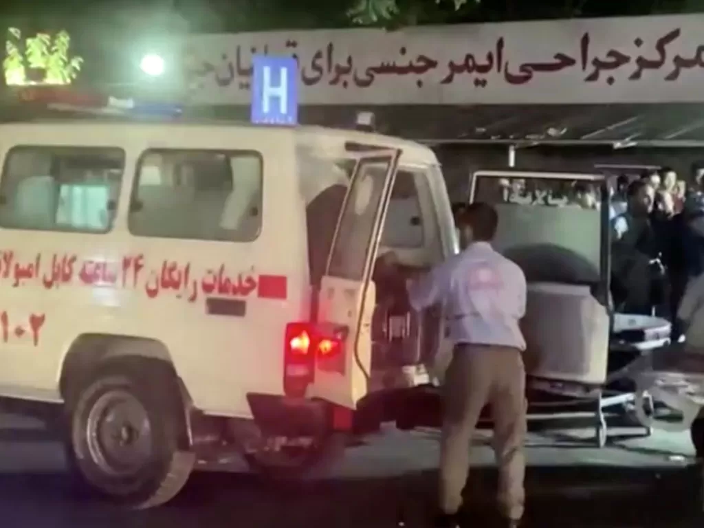 Kendaraan darurat ketika orang-orang tiba di rumah sakit setelah serangan di bandara Kabul, di Kabul, Afghanistan 26 Agustus 2021. (REUTERS)