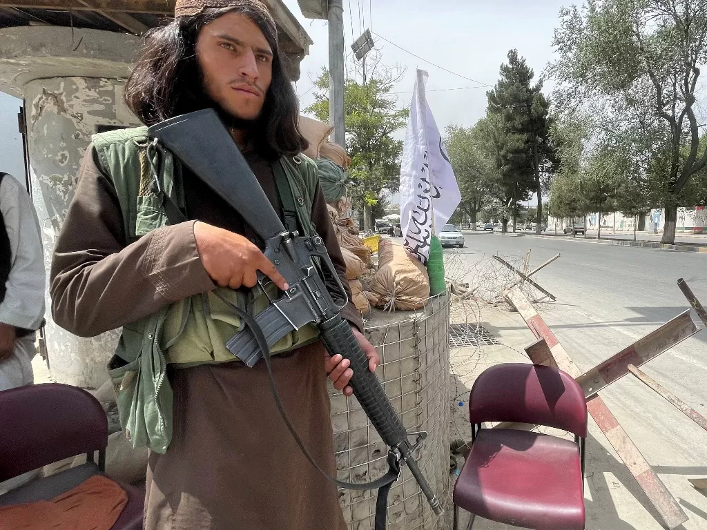 Seorang anggota pasukan Taliban berjaga-jaga di sebuah pos pemeriksaan di Kabul. (REUTERS/Stringer)