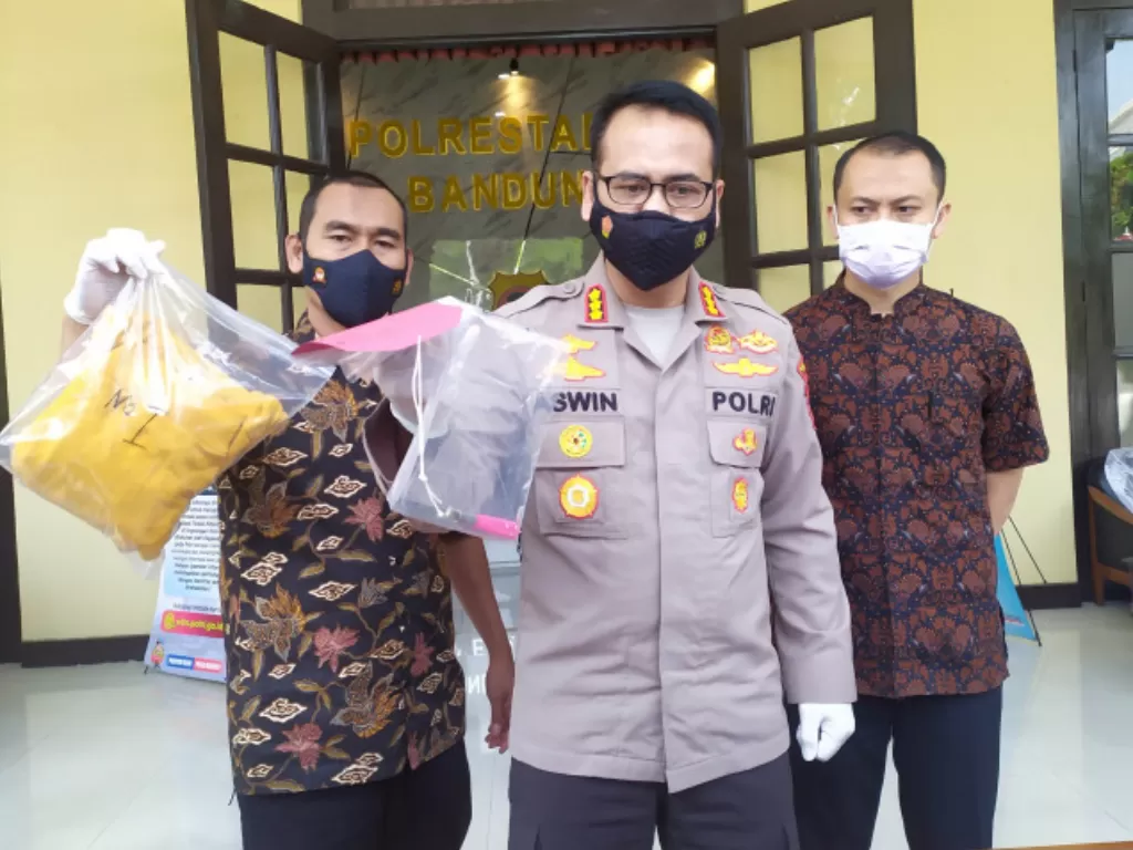 Kapolrestabes Bandung Kombes Pol Aswin Sipayung menunjukkan barang bukti pisau yang digunakan oleh pelaku untuk melakukan pembunuhan. (ANTARA/Bagus Ahmad Rizaldi).
