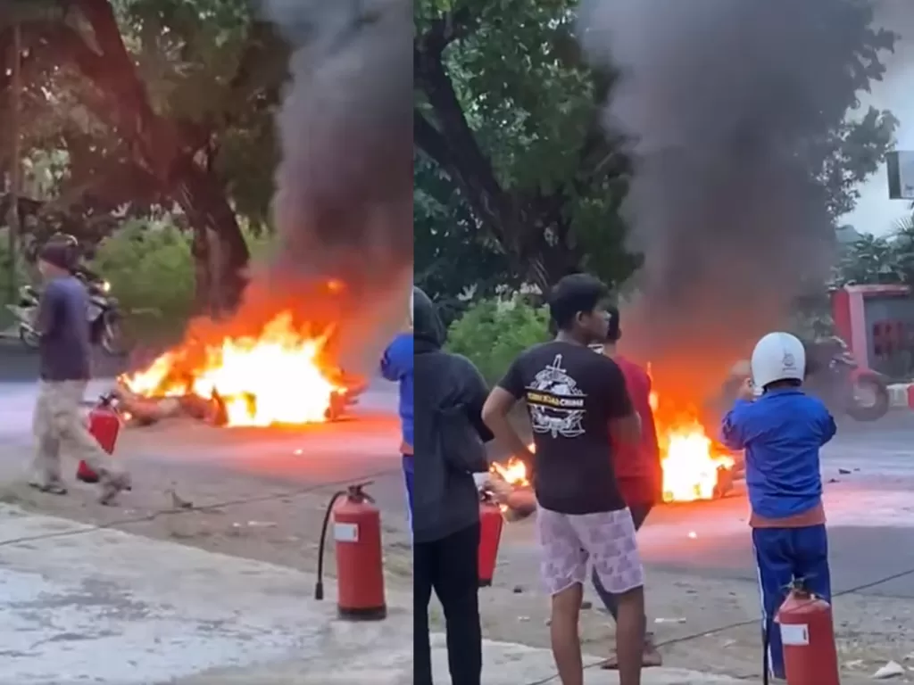 Motor terbakar usai tabrakan (Facebook/Muh Rijal)