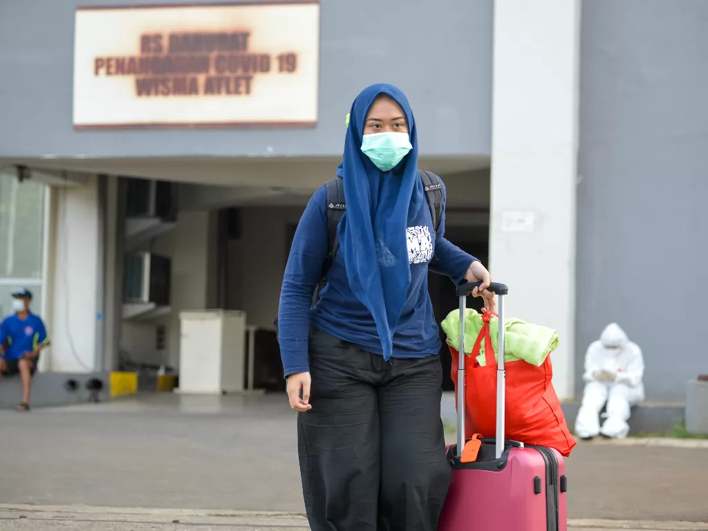 Pasien COVID-19 yang telah dinyatakan sembuh berjalan keluar Rumah Sakit Darurat COVID-19 (RSDC) Wisma Atlet, Kemayoran, Jakarta. (ANTARA FOTO/M Risyal Hidayat).