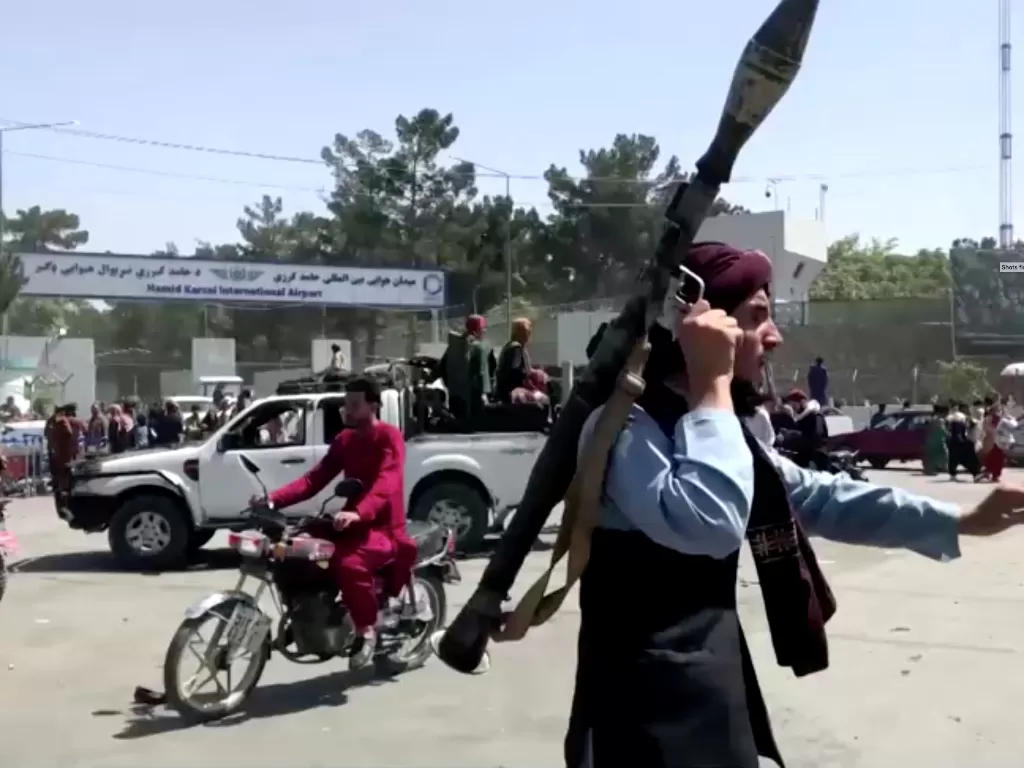 Anggota Taliban di kerumunan kota Kabul, Afghanistan (REUTERS TV/via REUTERS)