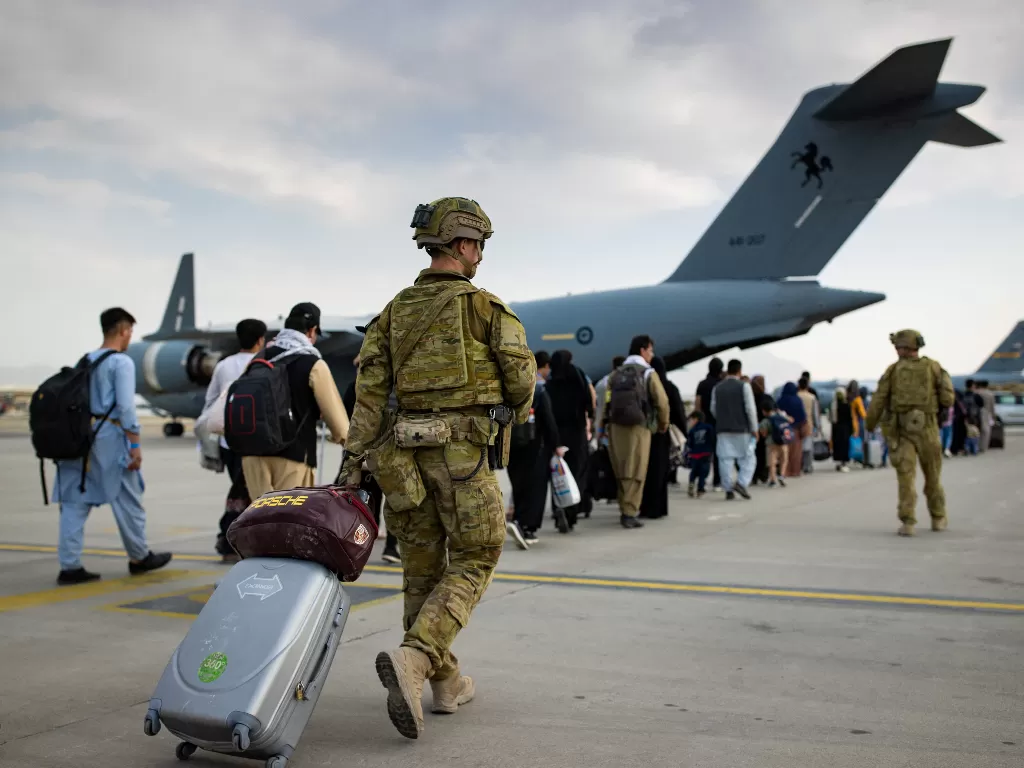  Warga negara Australia dan pemegang visa bersiap untuk menaiki pesawat C-17A Globemaster III Angkatan Udara Australia, di Bandara Internasional Hamid Karzai di Kabul, Afghanistan 22 Agustus 2021. (photo/Glen McCarthy/Handout Australia via REUTERS)