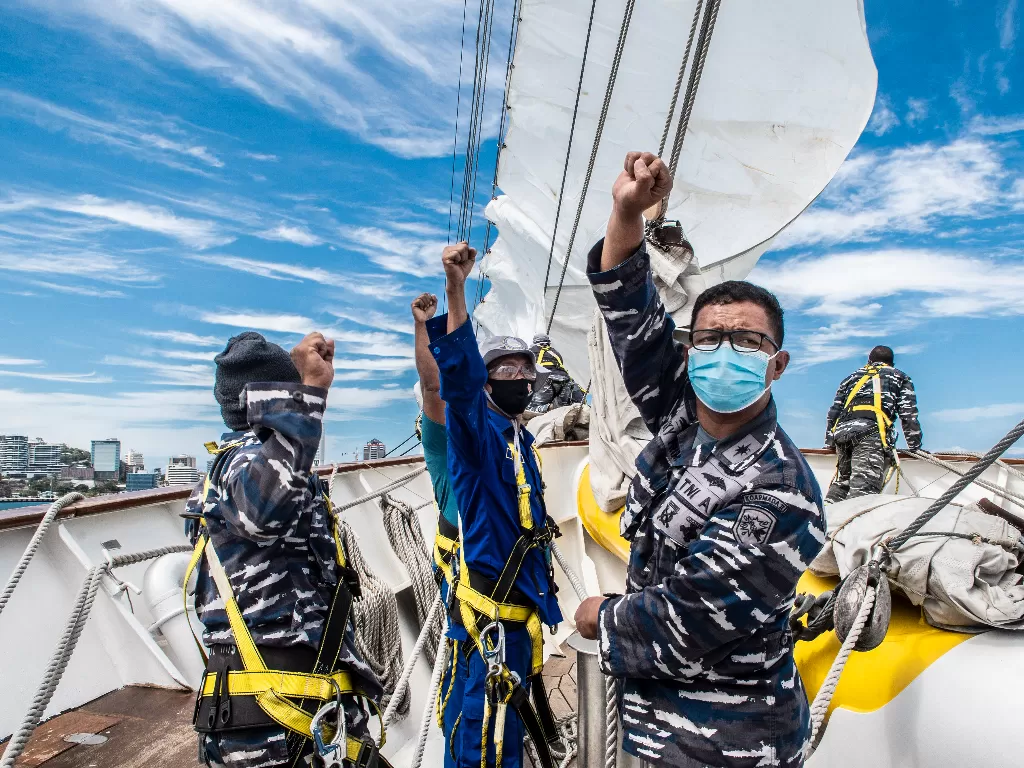 Kadep Senbah Kapten Laut (P) Rizki Prima (kanan) bersama sejumlah awak KRI Bima Suci memperbaiki layar (ANTARA FOTO/Muhammad Adimaja)
