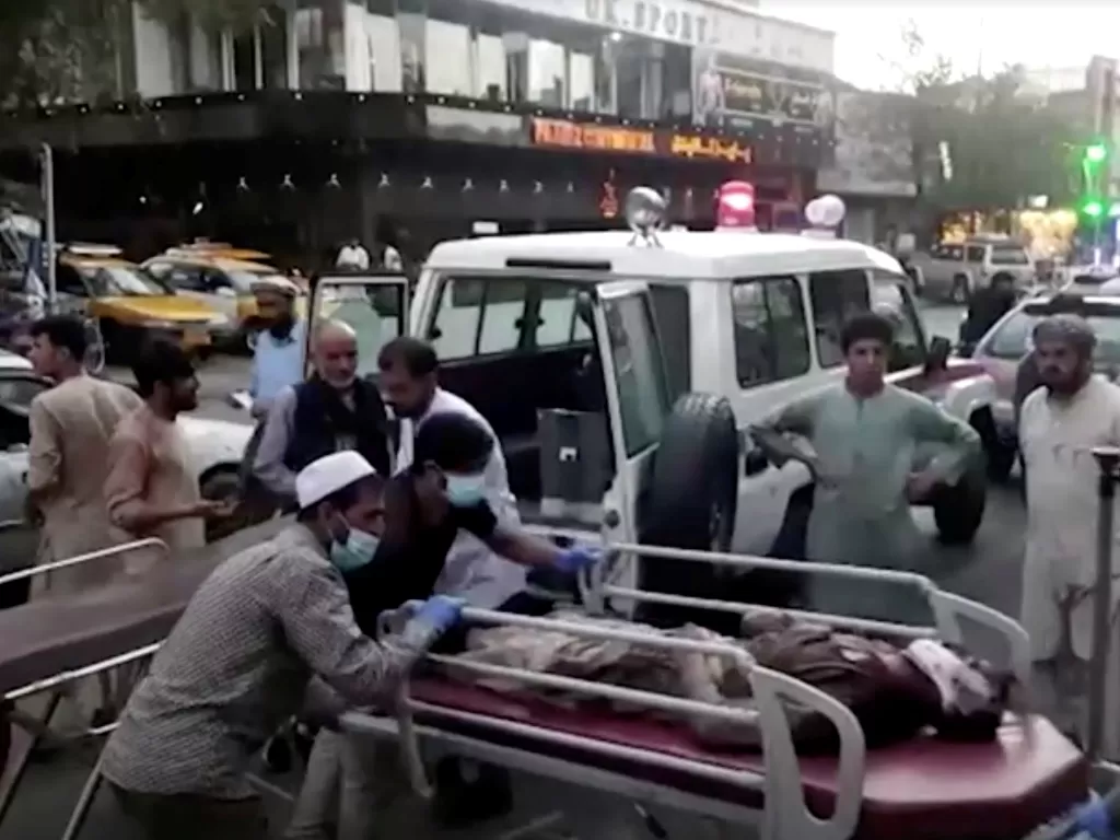 Korban terluka dibawa ke rumah sakit setelah serangan di bandara Kabul. (Reuters)