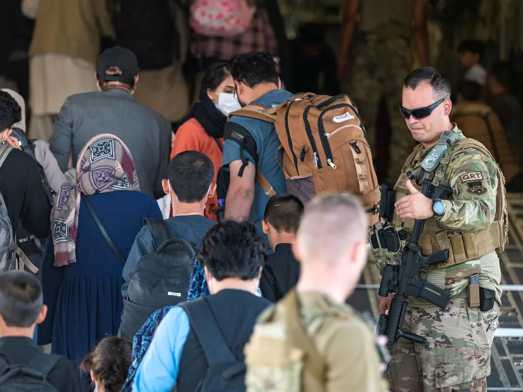 Evakuasi warga asing di Afghanistan. (Photo/Reuters)