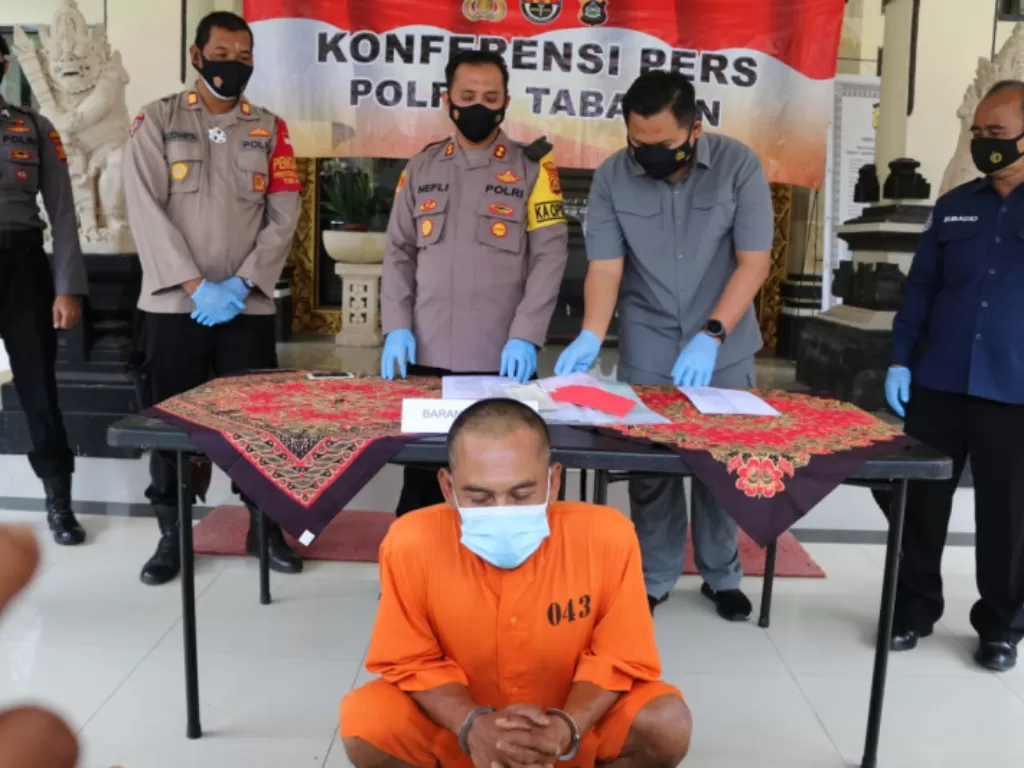 Konferensi pers pengungkapan kasus penipuan di Polres Tabanan Bali, Jumat (27/8/2021). (ANTARA/HO-Polres Tabanan)