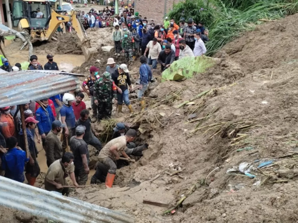 Warga mencari korban akibat longsor di Kabanjahe, Kabupaten Karo, Sumatera Utara. (Foto/Antara)