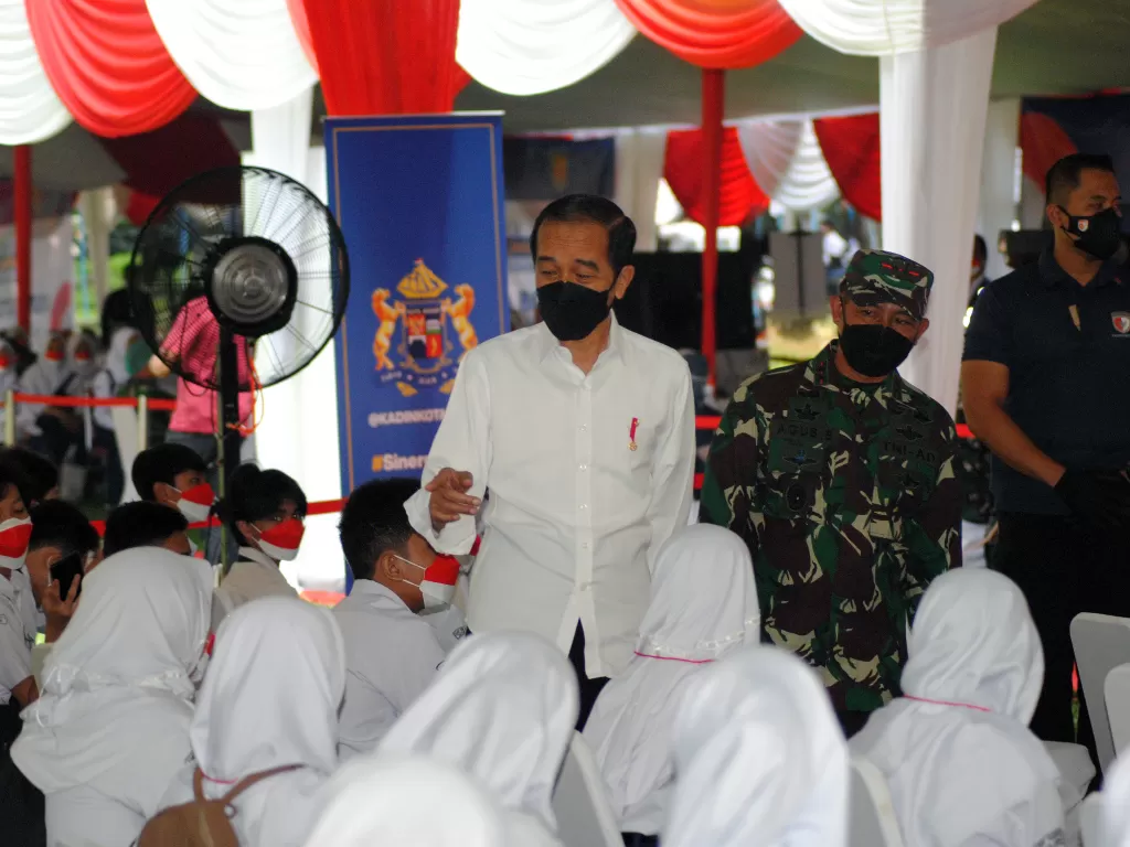 Presiden Joko Widodo (kiri) didampingi Pangdam III/Siliwangi Mayjen TNI Agus Subiyanto (kanan) berbincang dengan pelajar SMP (ANTARA FOTO/Arif Firmansyah)