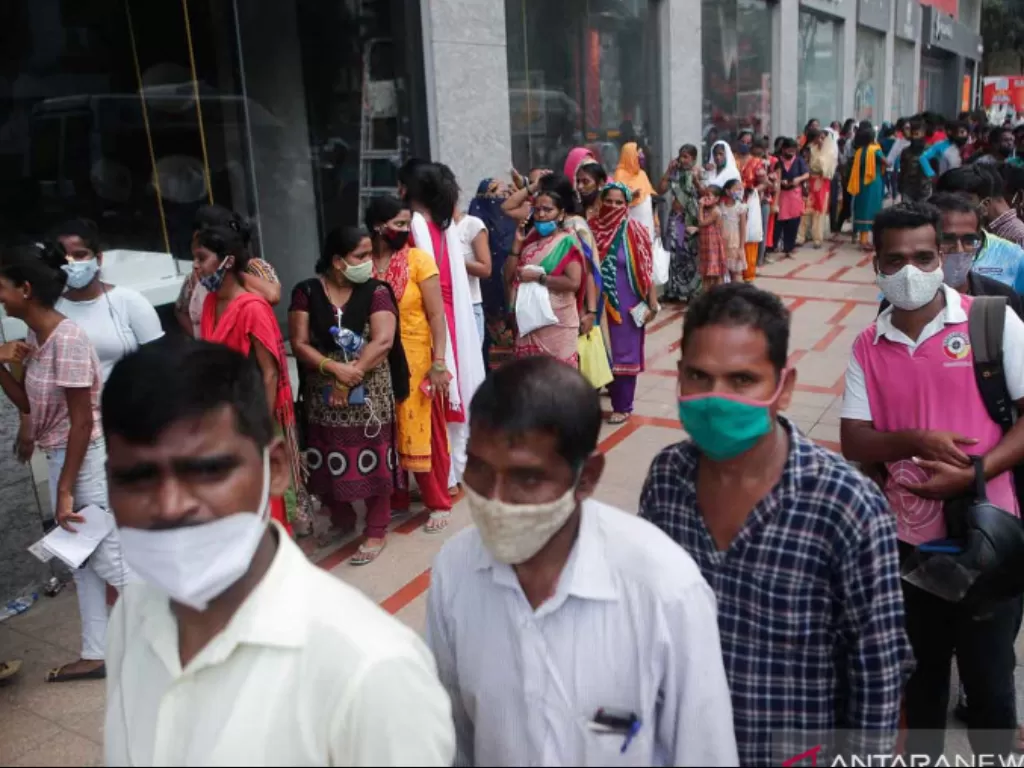 Orang-orang antre di luar pusat perbelanjaan, Mumbai, India, Rabu (11/8/2021) untuk menerima vaksin COVID-19. India telah memberikan lebih dari 500 juta dosis vaksin COVID-19 selama upaya inokulasi massalnya. (REUTERS/Francis Mascarenhas)