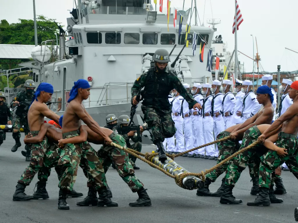 Prajurit TNI AL melakukan atraksi halang rintang (ANTARA FOTO/Abriawan Abhe)