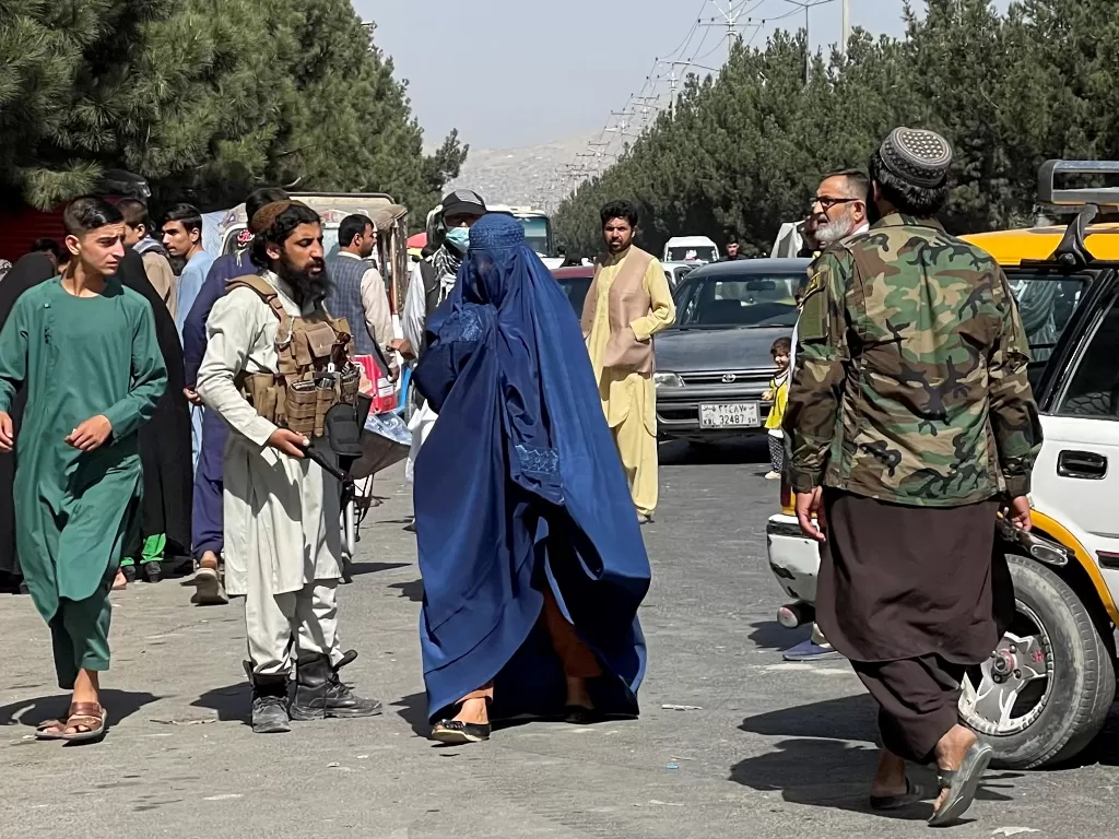 Pasukan Taliban memblokir jalan-jalan di sekitar bandara (REUTERS/Stringer)