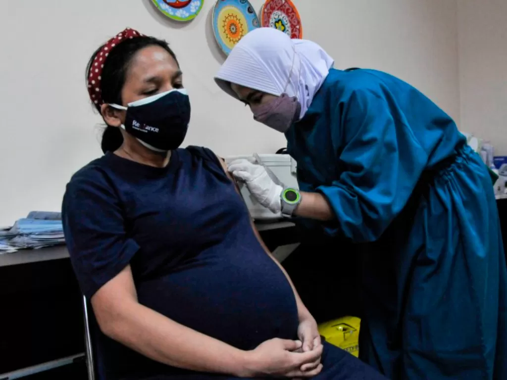 Petugas kesehatan (kanan) menyuntikkan vaksin Sinovac kepada ibu hamil di RSIA Tambak, Jakarta