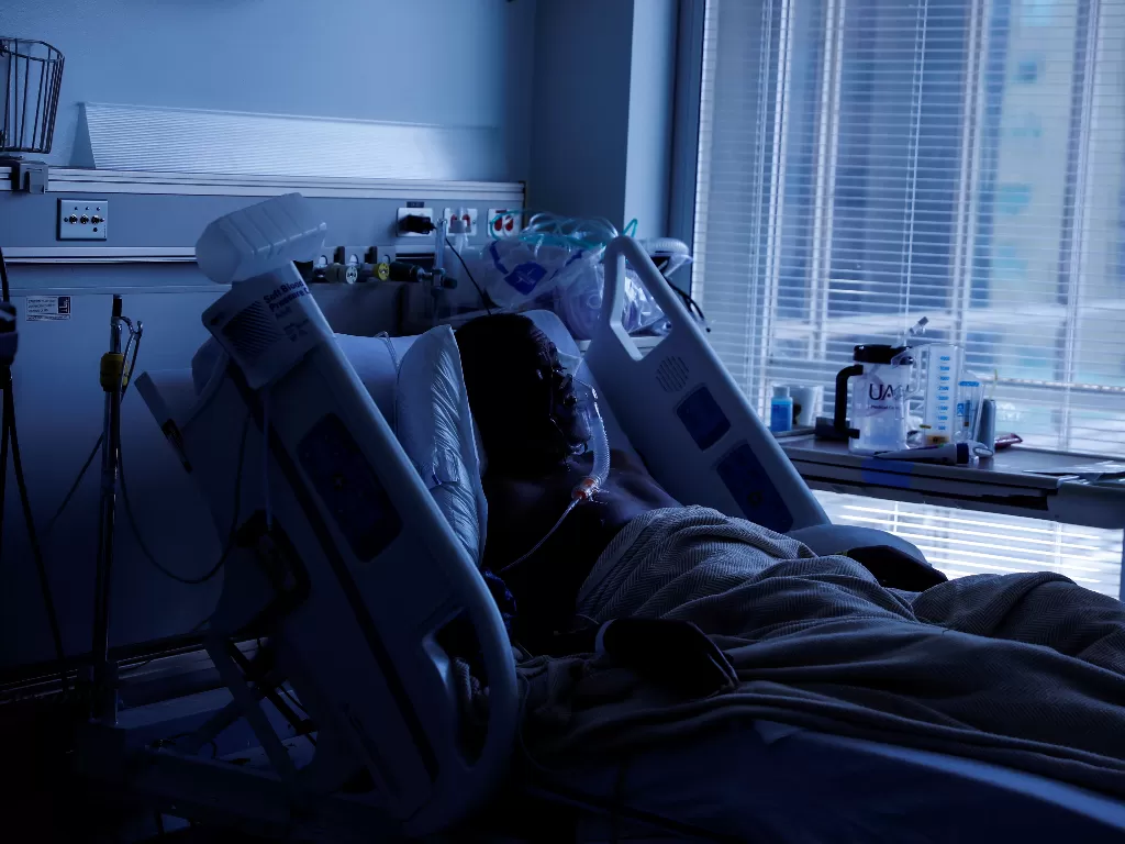 Pasien COVID-19 yang menjalani isolasi di rumah sakit. (photo/REUTERS/SHANNON STAPLETON)