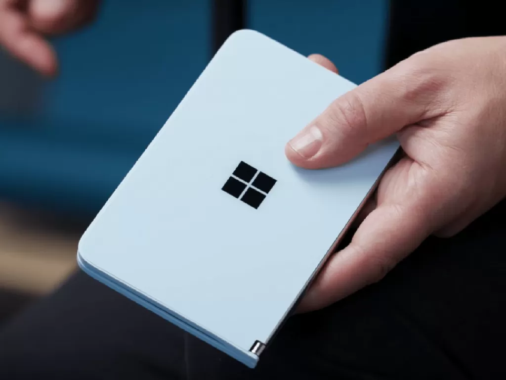 Tampilan smartphone Microsoft Surface Duo generasi pertama (photo/Microsoft)
