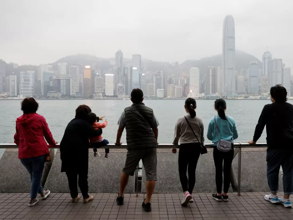 Warga menyaksikan pemandangan Hong Kong, 14 Desember 2020. (REUTERS/Tyrone Siu)