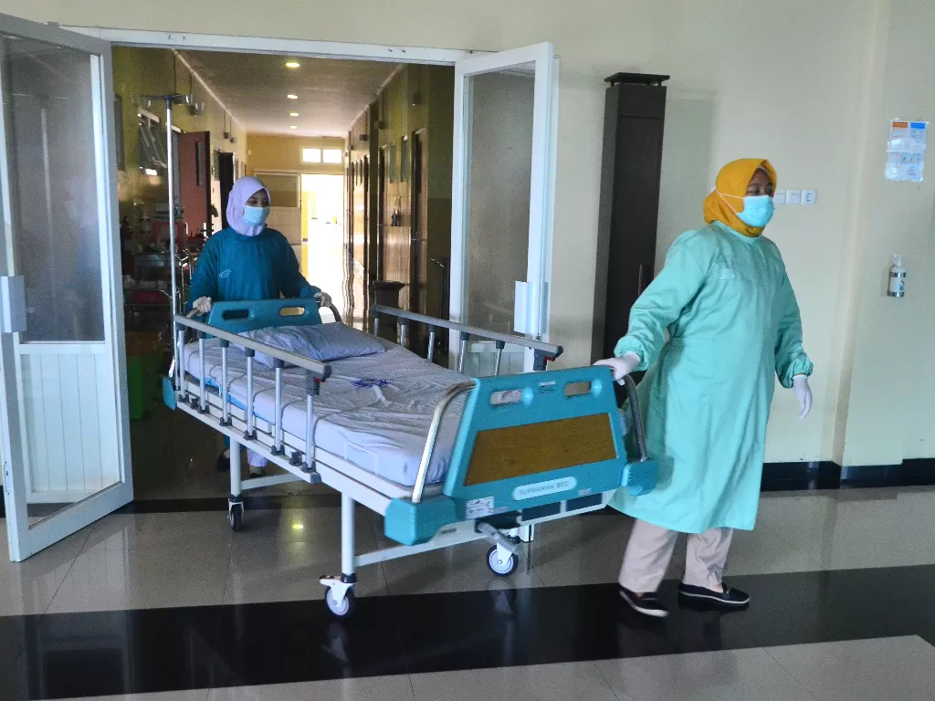 Tenaga kesehatan mendorong brankar dari ruangan bekas isolasi pasien COVID-19 (ANTARA FOTO/Yusuf Nugroho)