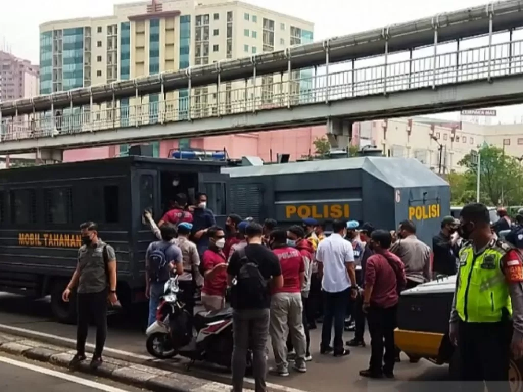 Puluhan pendukung Muhammad Rizieq Shihab (MRS) diamankan oleh polisi usai sidang putusan banding dibacakan majelis hakim di Pengadilan Tinggi DKI Jakarta, Senin (30/8/2021). (ANTARA/Mentari Dwi Gayati)