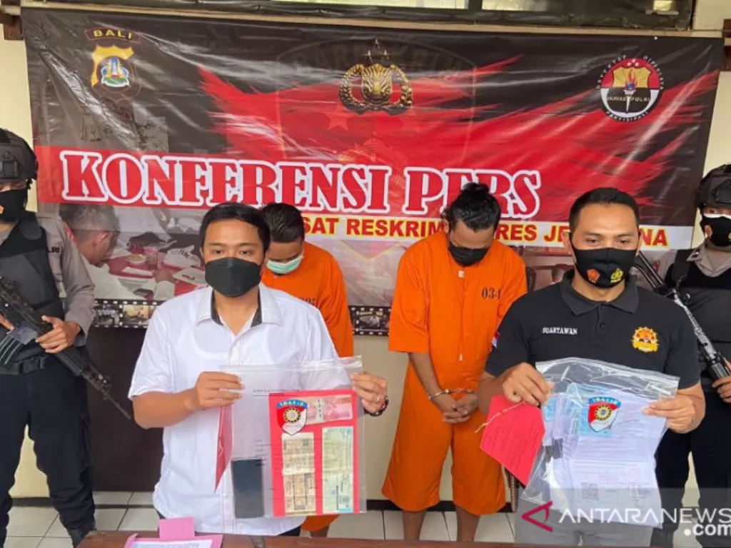 Polres Jembrana membongkar dan menangkap pelaku pemalsuan surat keterangan hasil rapid antigen yang dibawa puluhan pekerja untuk masuk ke Bali, Senin (30/8). (photo/ANTARA/Gembong Ismadi)