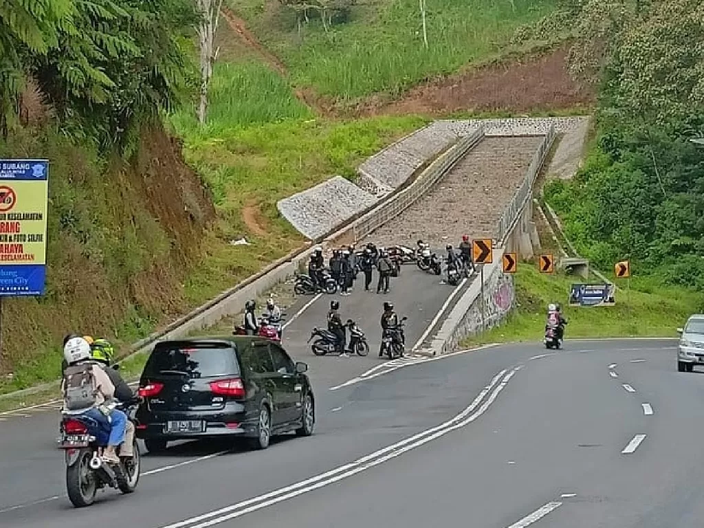 Beberapa pengendara motor yang berhenti di area penyelamat (photo/Instagram/@brorondm)