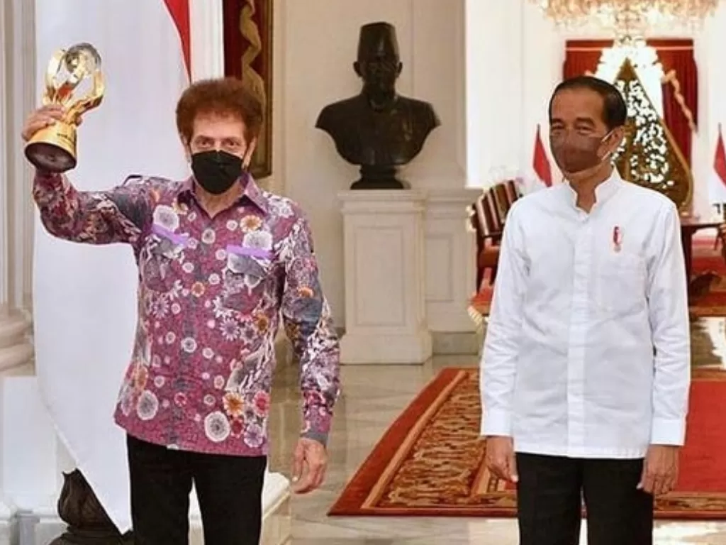 Ahmad Albar bersama Presiden Jokowi. (Instagram/jokowi/via Agus Suparto)