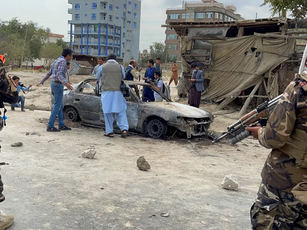 Suasana usai bom bunuh diri di Kabul, Afghanistan (Reuters)