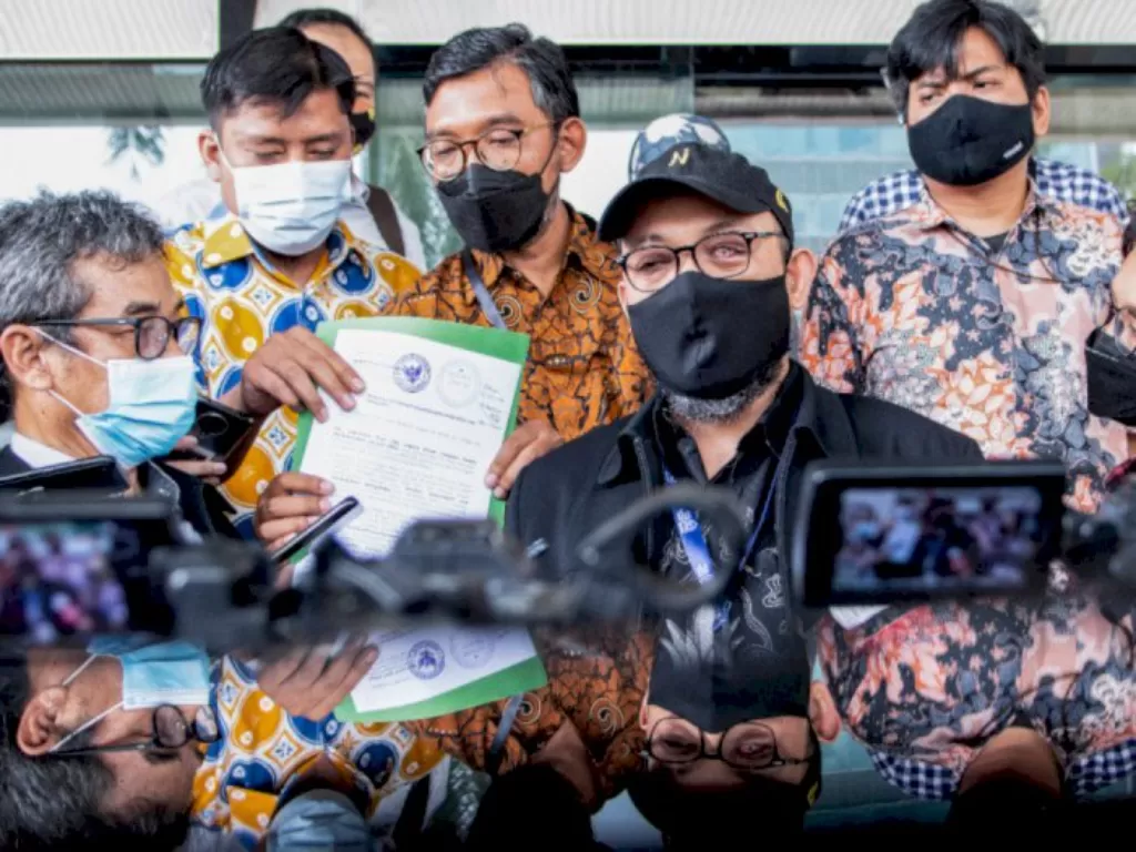 Penyidik senior Komisi Pemberantasan Korupsi (KPK) Novel Baswedan (ketiga kanan). (photo/ANTARA FOTO/M Risyal Hidayat)