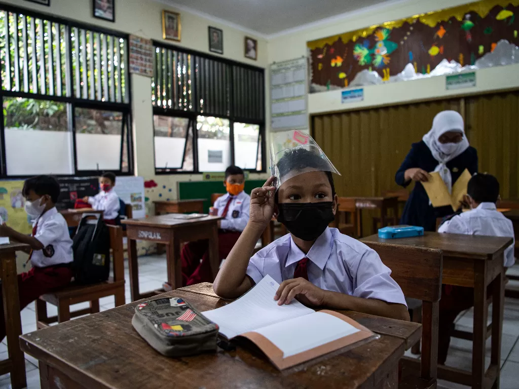 Sejumlah siswa mengikuti pembelajaran tatap muka di SDN Pondok Labu 14 Pagi, Jakarta Selatan ANTARA FOTO/Sigid Kurniawan/foc.
