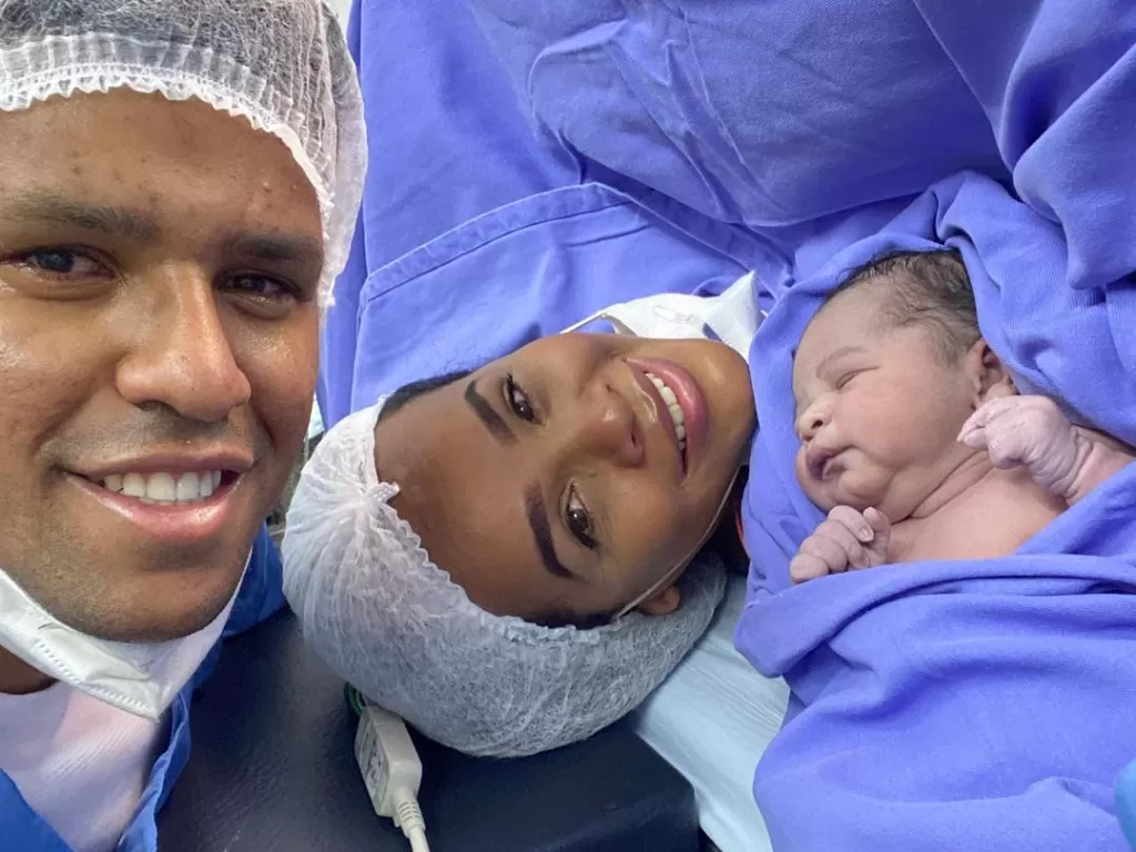Marcos Davis bersama istri dan bayinya. (Instagram/@marcosdavisoficial)