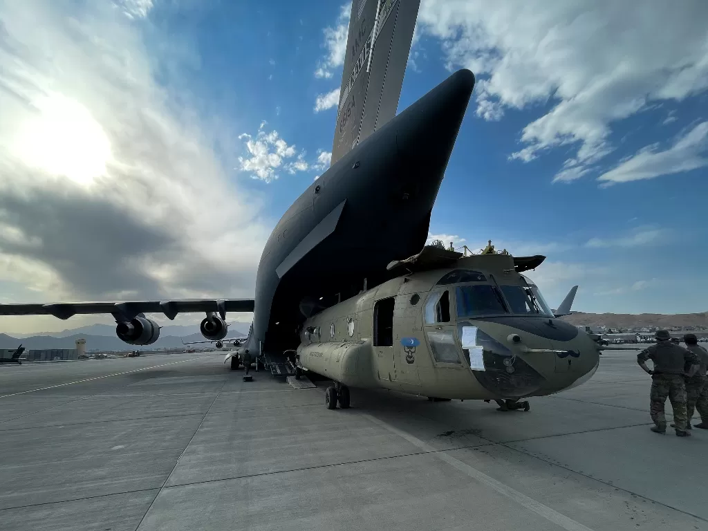 Helikopter militer Amerika Serikat mengangkut sisa logistik di hari terakhir penarikan pasukan dari Afghanistan (Reuters)