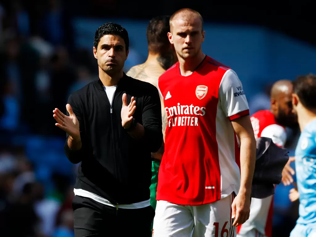 Pelatih Arsenal, Mikel Arteta dan Rob Holding (Action Images via Reuters/Jason Cairnduff)