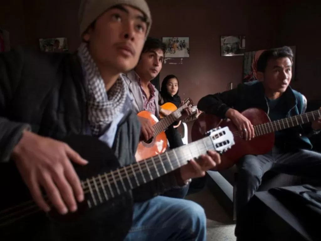 Siswa sekolah musik berlatih di pusat pendidikan dan budaya di Kabul, Afghanistan, 7 Maret 2014. (ANTARA/Reuters)