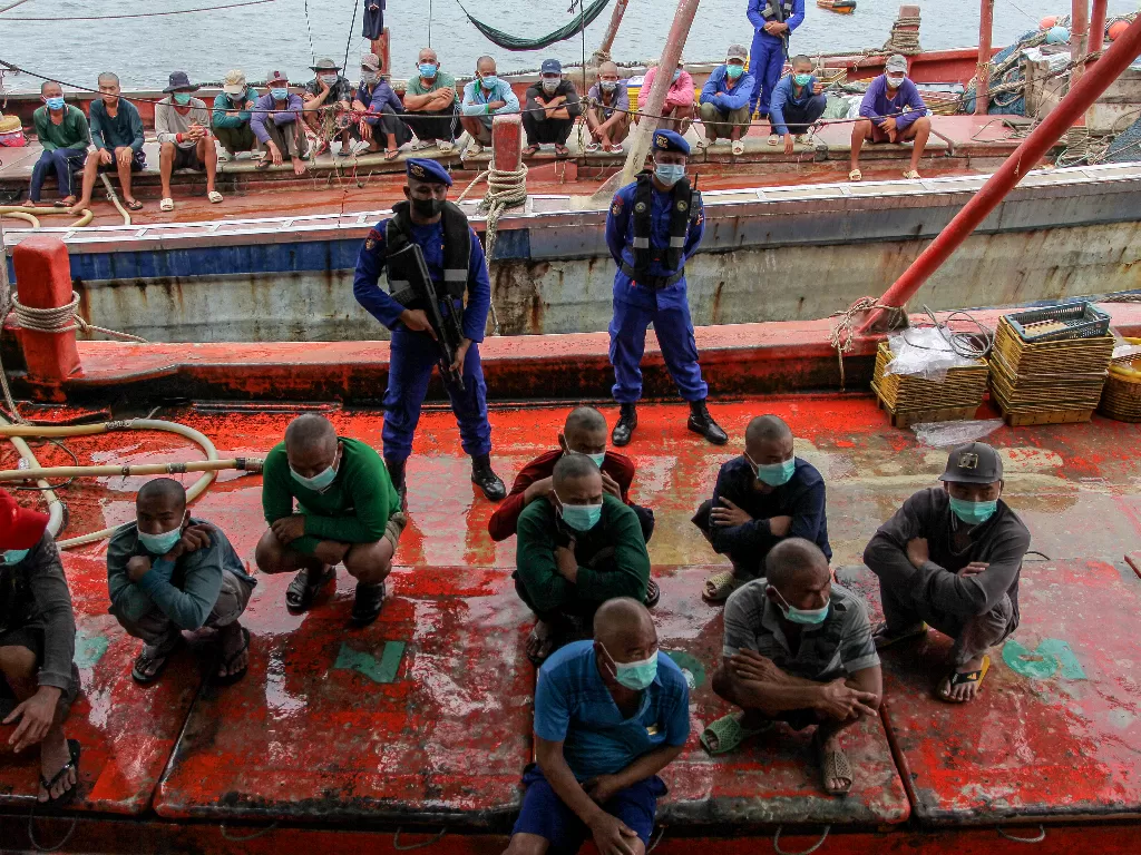 Anggota Polair Polda Kepri menjaga ABK kapal nelayan berbendera Vietnam (ANTARA FOTO/Teguh Prihatna)
