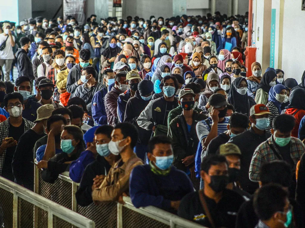 Sejumlah warga antre untuk mengikuti vaksinasi COVID-19 massal di Stadion Pakansari, Kabupaten Bogor (ANTARA FOTO/Yulius Satria Wijaya/hp.)