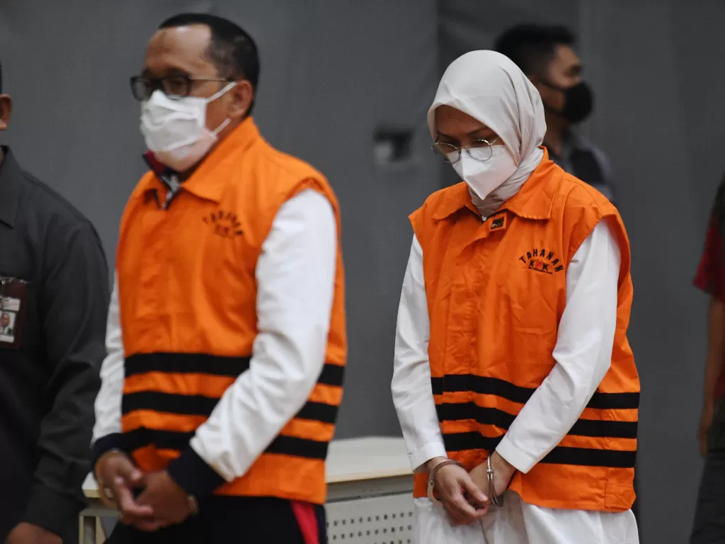 Bupati Probolinggo Puput Tantriana Sari (kanan) bersama suaminya yang juga anggota DPR dan mantan Bupati Probolinggo Hasan Aminuddin mengenakan rompi tahanan KPK usai diperiksa di gedung KPK, Jakarta, Selasa (31/8/2021) dini hari. (photo/ANTARA FOTO/Hafid