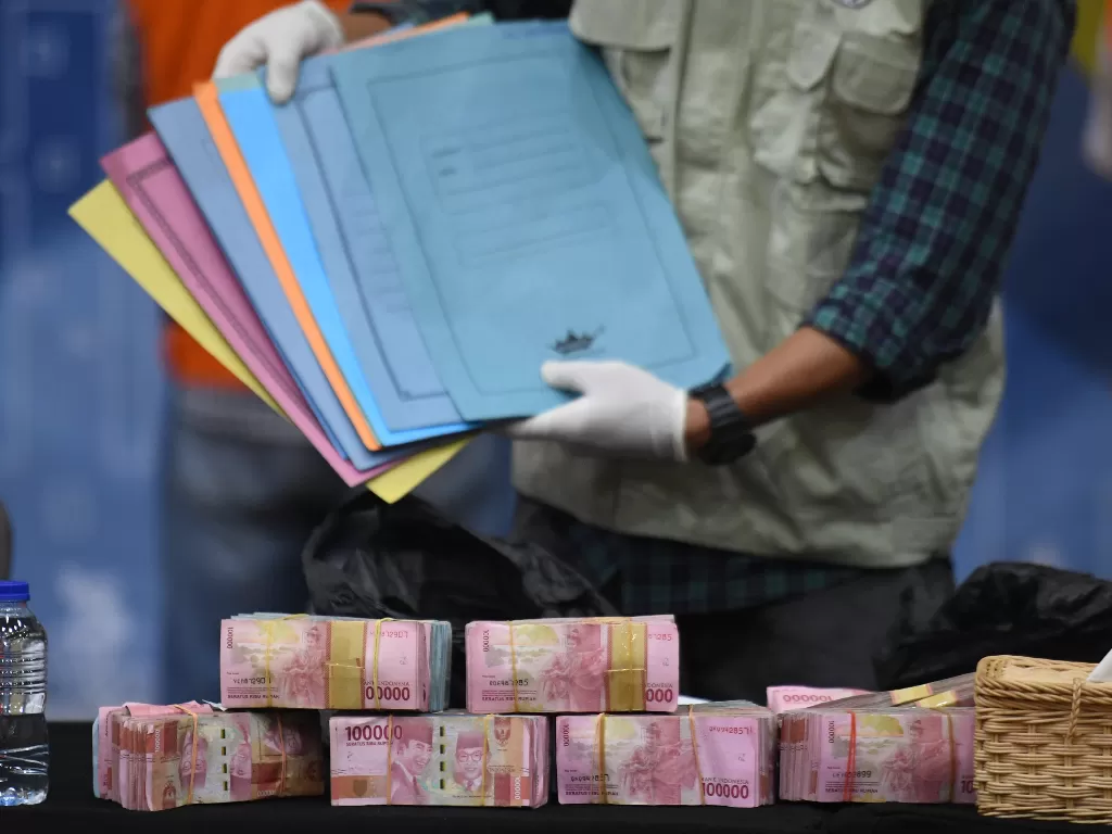 Uang tunai barang bukti OTT Bupati Probolinggo (ANTARA FOTO/Hafidz Mubarak A)