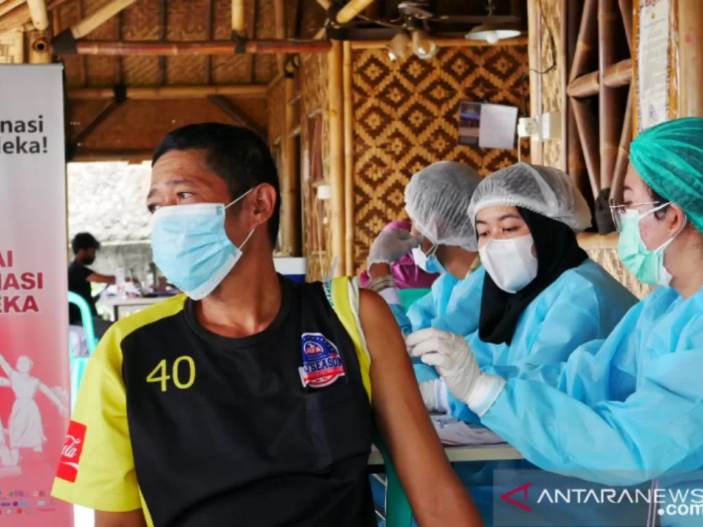 Warga mengikut program Vaksin Merdeka di kawasan Kalideres, Jakarta Barat, Kamis (5/8/2021). (ANTARA/HO-Polsek Kalideres)