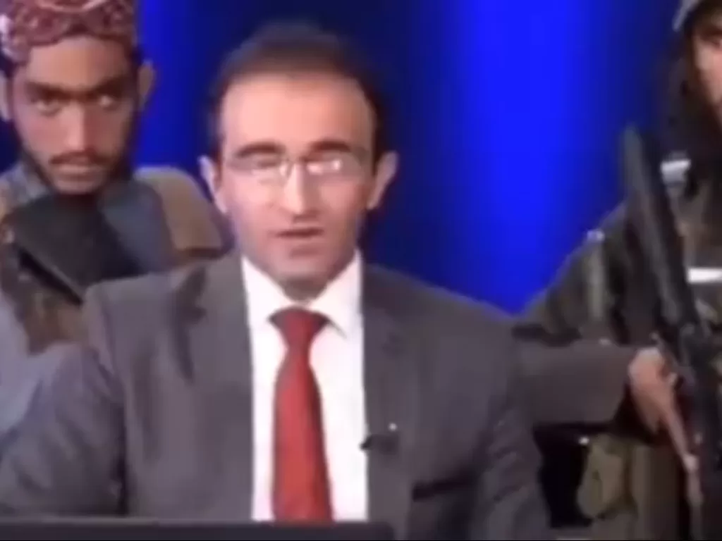 Viral video presenter tv dikelilingi anggota Taliban. (Twitter/@AlinejadMasih)