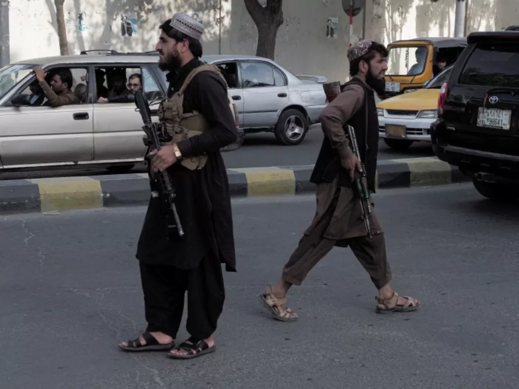 Pasukan Taliban terlihat berjaga-jaga di jalanan kota Kabul, Afghanistan. (REUTER/Stringer)