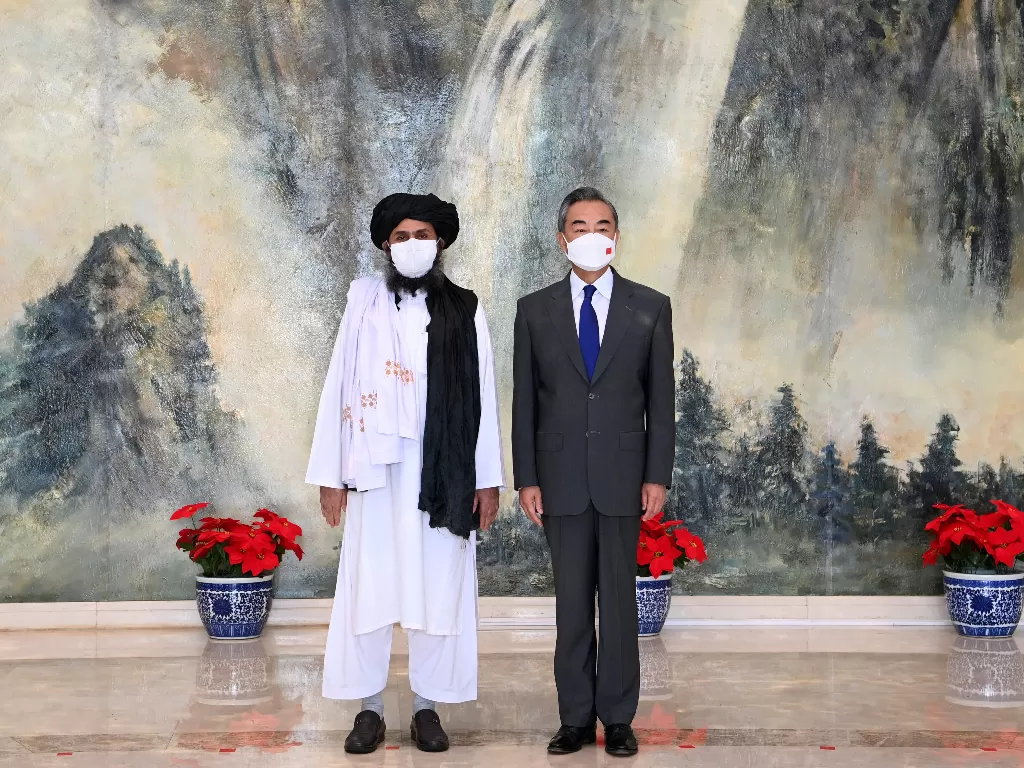 Menlu China dan tokoh Taliban (Li Ran/Xinhua via REUTERS )