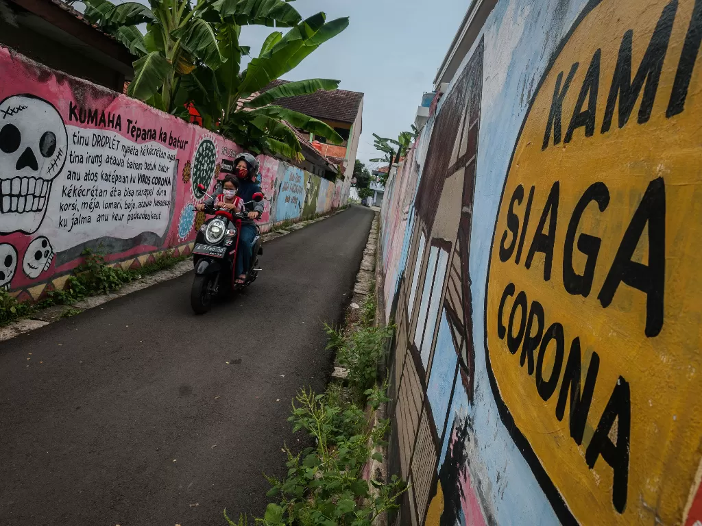 Info terbaru kasus COVID-19 di Indonesia. (ANTARA FOTO/Muhammad Bagus Khoirunas)