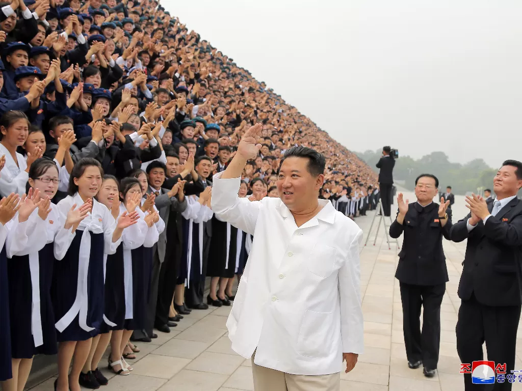 Kim Jong Un terlihat lebih kurus. (REUTERS/KCNA)