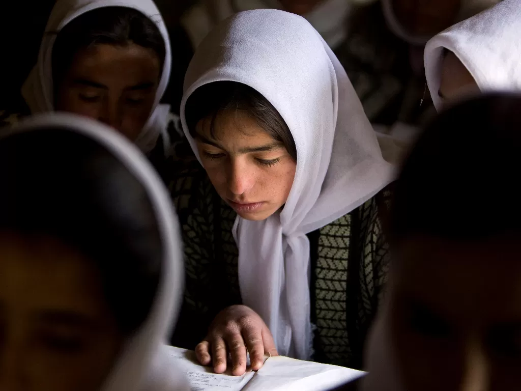 Ilustrasi wanita Afghanistan sedang belajar. (REUTERS/Ahmad Masood)