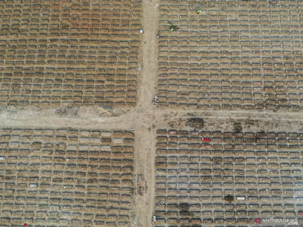 Foto udara petugas pemulasaraan berada di area pemakaman khusus COVID-19 di TPU Rorotan (ANTARA FOTO/M Risyal Hidayat/foc.)