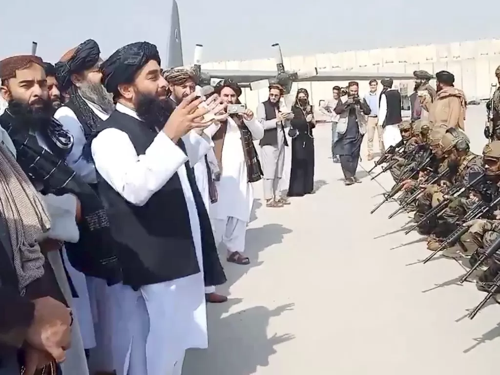 Juru bicara Taliban Zabihullah Mujahid berbicara kepada unit militer Badri 313 di bandara Kabul, Afghanistan. (REUTERS)
