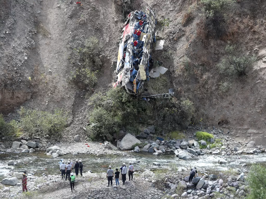 Kecelakaan bus di Peru. (REUTERS/Sebastian Castaneda)