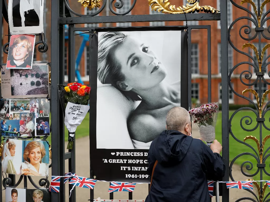 Banyak orang meninggalkan bunga di depan gerbang Kensington Palace untuk memperingati 24 tahun kematian Putri Diana (REUTERS/Peter Nicholls)