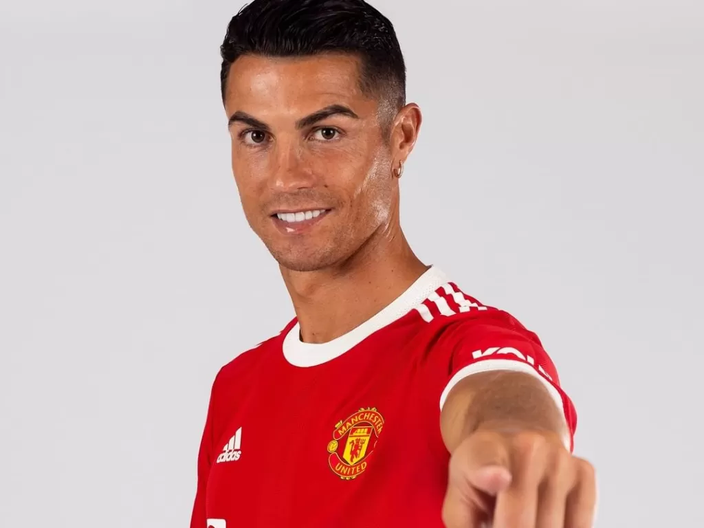 Ronaldo pakai jersey Manchester United setelah resmi diumumkan (Instagram @manchesterunited)
