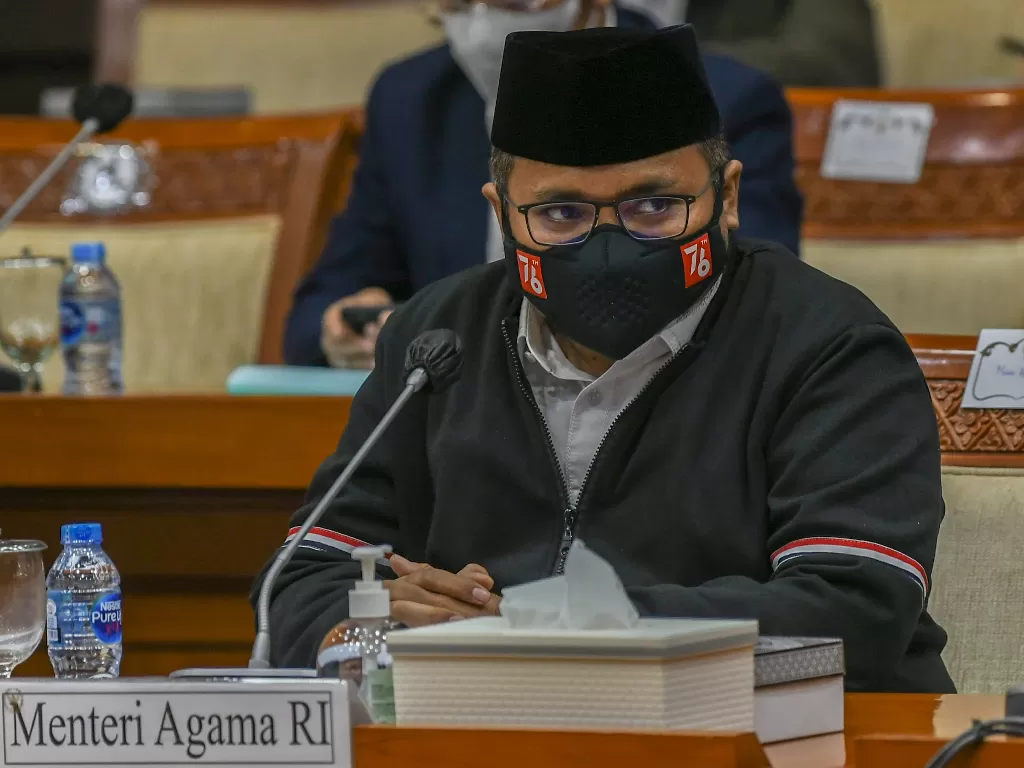 Menteri Agama Yaqut Cholil Qoumas (tengah) mengikuti rapat kerja dengan Komisi VIII DPR di Kompleks Parlemen, Senayan, Jakarta, Senin (30/8) (ANTARA FOTO/Galih Pradipta)